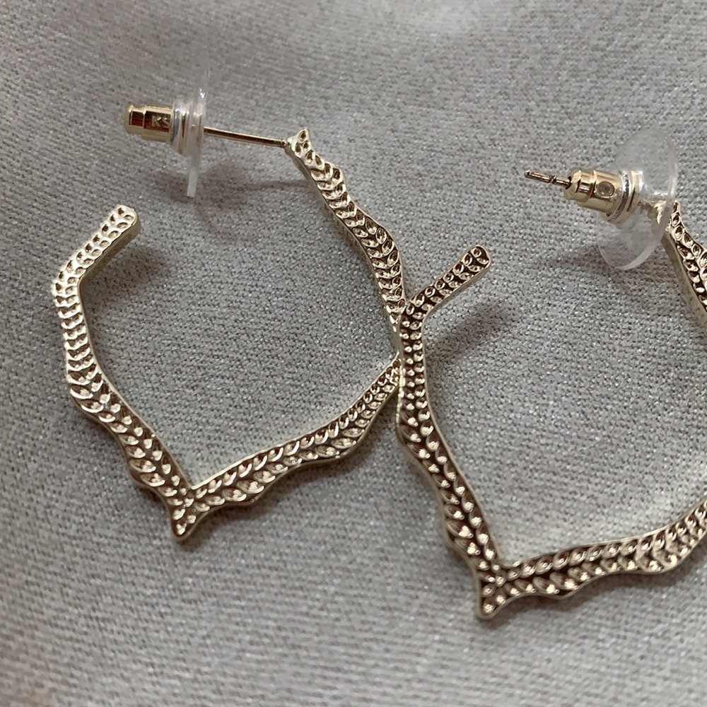 $30!  Kendra Scott Gold Miku Drop Earrings